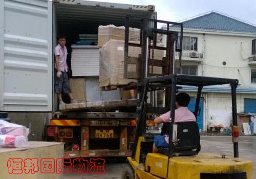 泰國貨代將貨物分類擺放整理辦理通關手續
