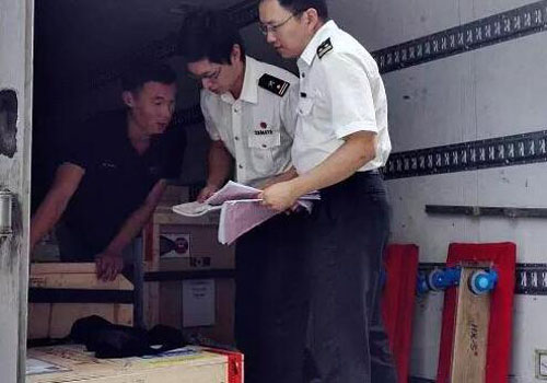 海關查驗人員檢查進口貨物及運輸工具